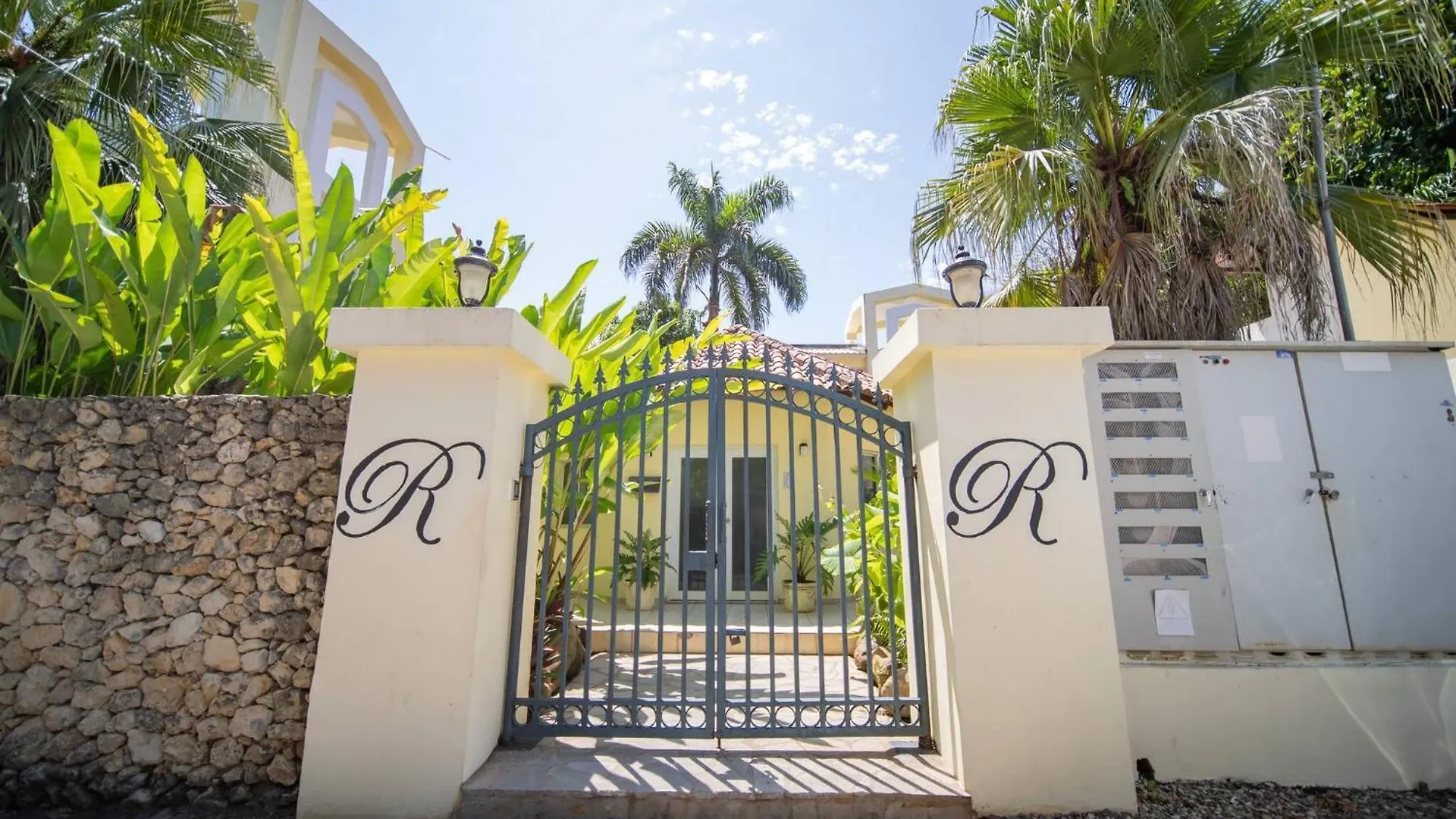 Room In Guest Room - 2Br Caribbean Condo In Cabarete Center Pensionat